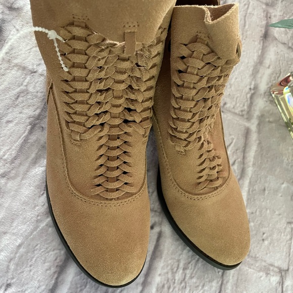 Women’s Plume Suede Ankle Tan Boots Size 6 New - Picture 2 of 5